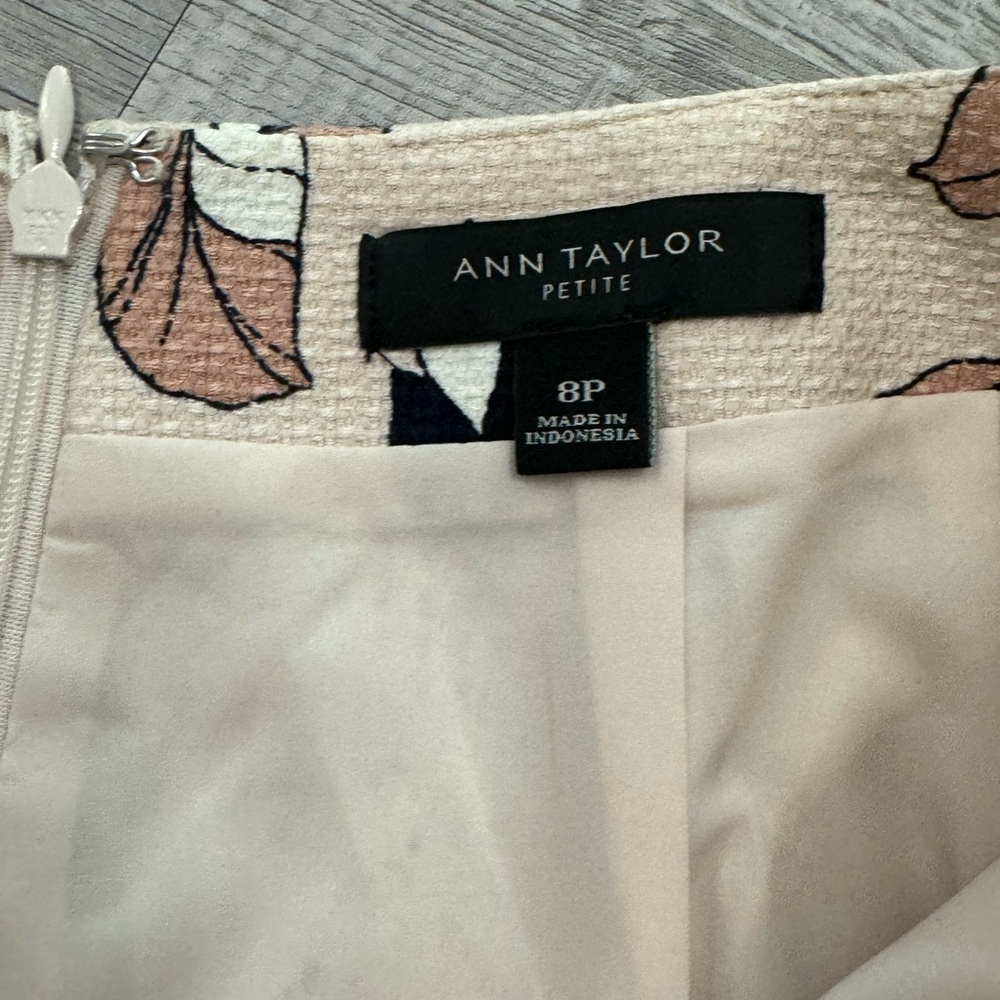 Ann Taylor knee length floral skirt- size 8P - Picture 6 of 7